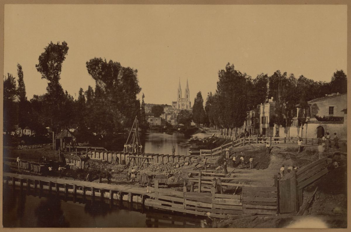 Le chantier de construction des ponts Main en 1867 (AM Niort, 5 Fi 1).