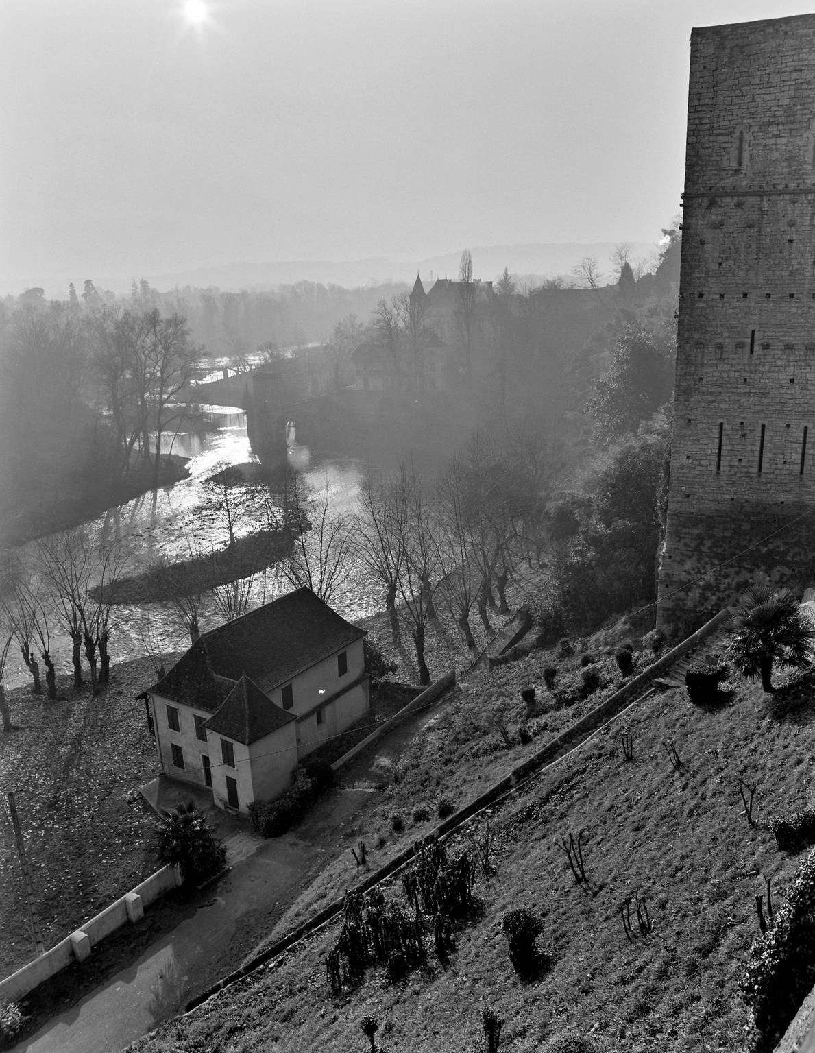 Le gave d'Oloron, le pont de la Légende et la tour Montréal vus depuis la terrasse de l'église.