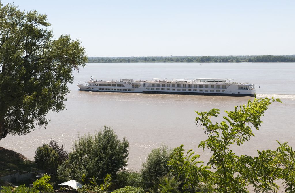 Bateau de croisière sur l'estuaire, vu depuis l'escalier du Piquet.