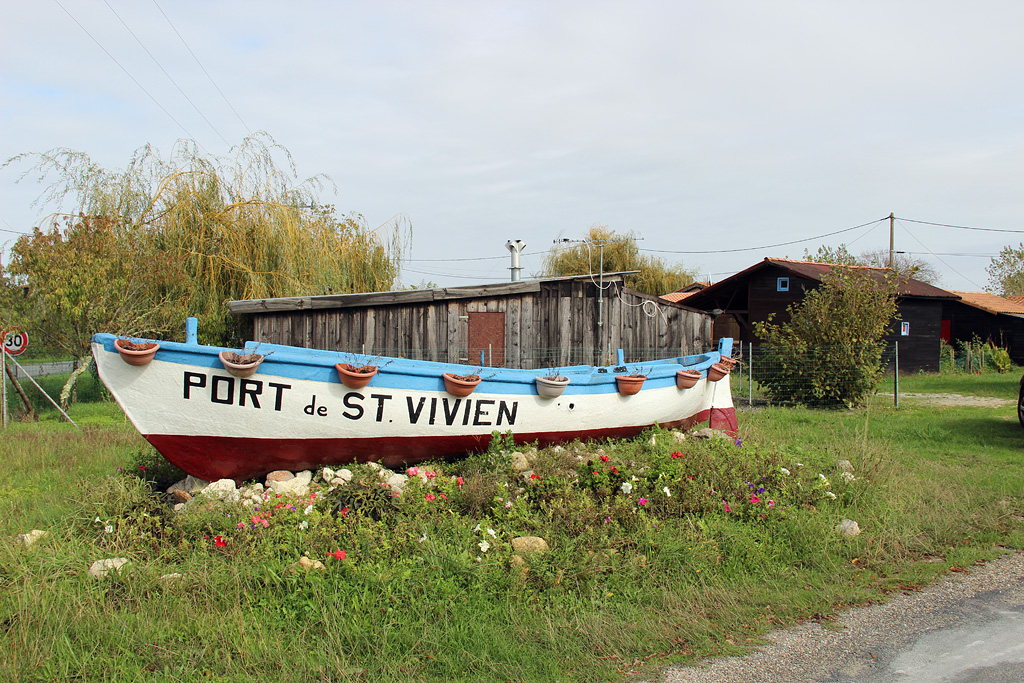 Bateau à l'entrée du port.