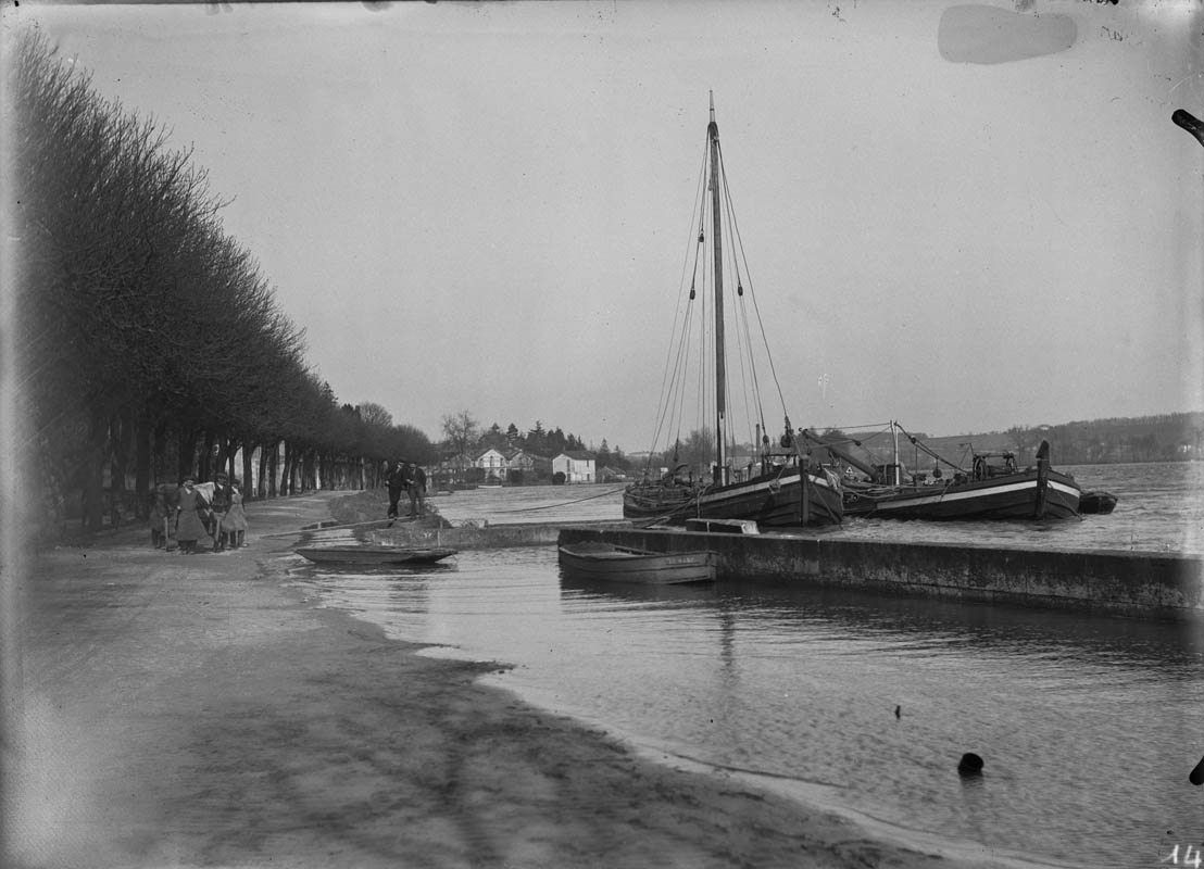 Partie aval du quai vue depuis la cale du Peuplier, au moment d'une crue du fleuve, vers 1900-1910.