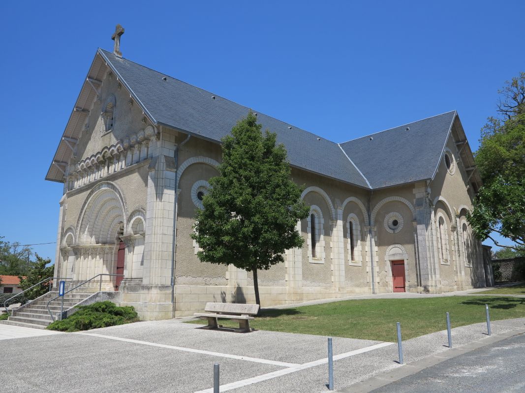 L'église vue depuis le sud.