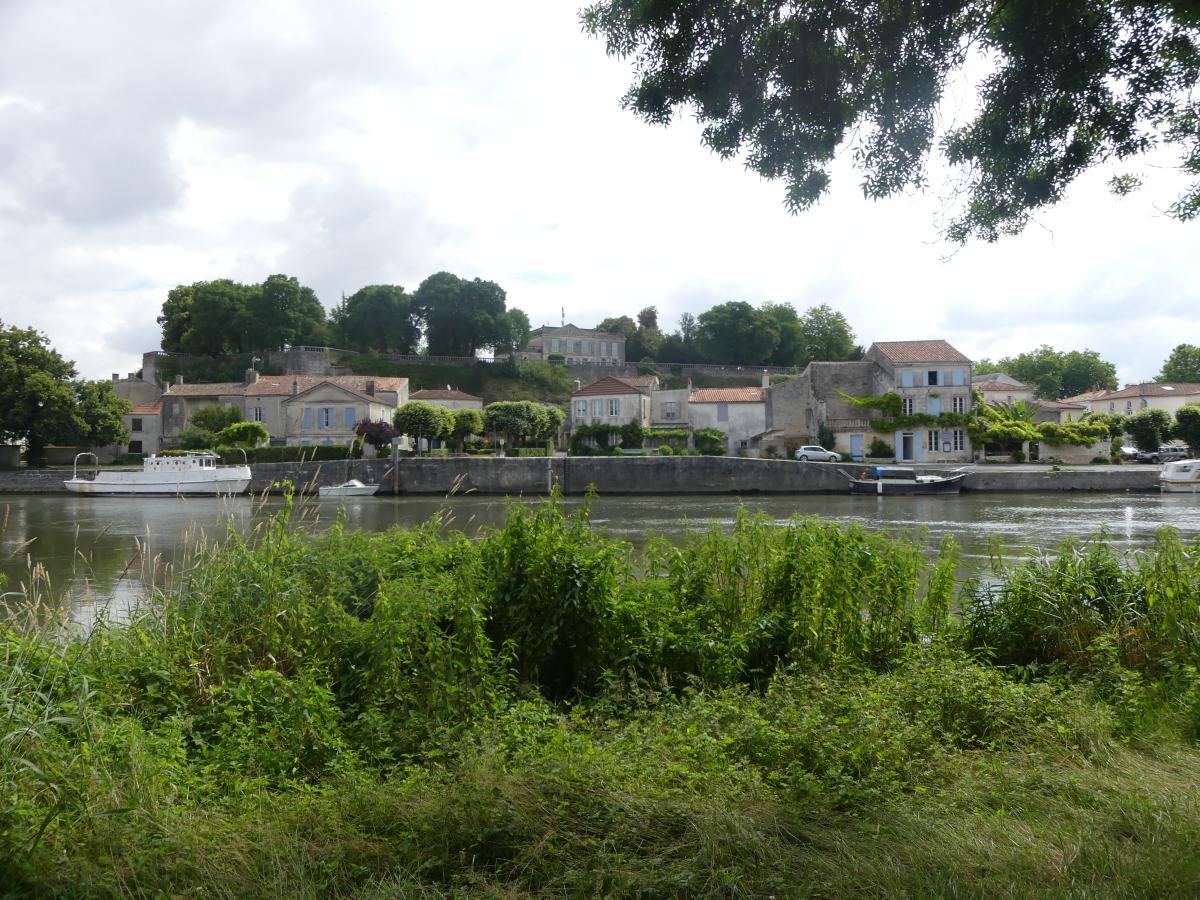 Vue prise de la rive gauche.