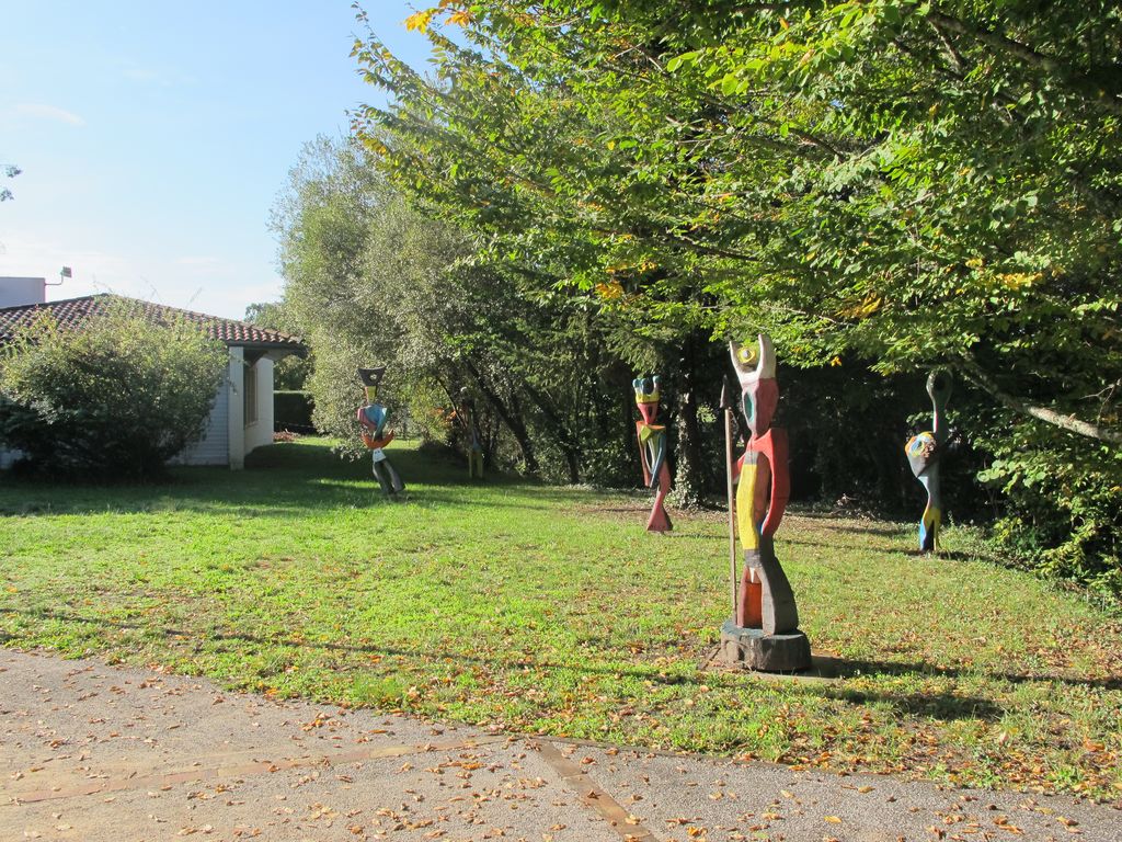 Parc devant le réfectoire et le bâtiment pédagogique 2.