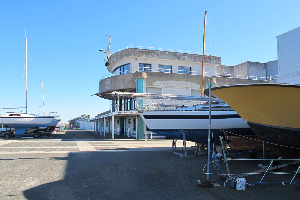 Vue vers le bâtiment de la salle de navigation.