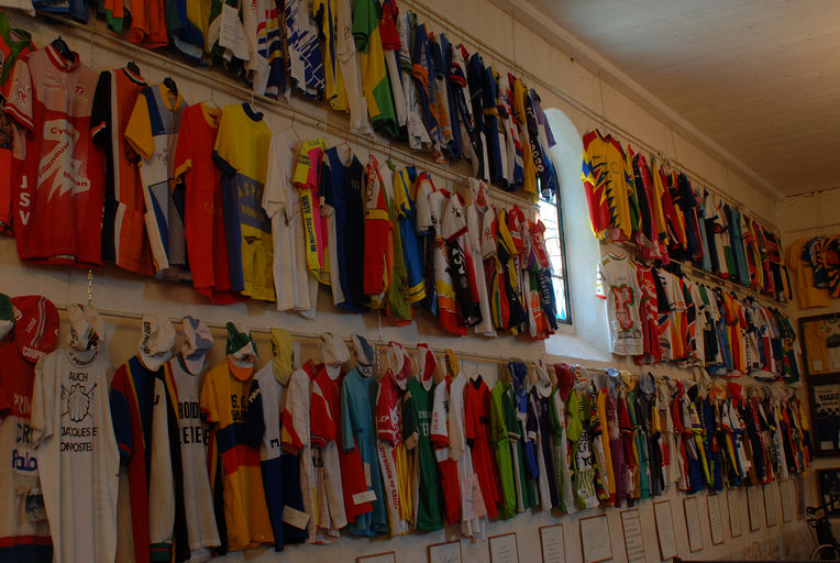 Maillots de cycliste exposés dans la nef (mur sud).