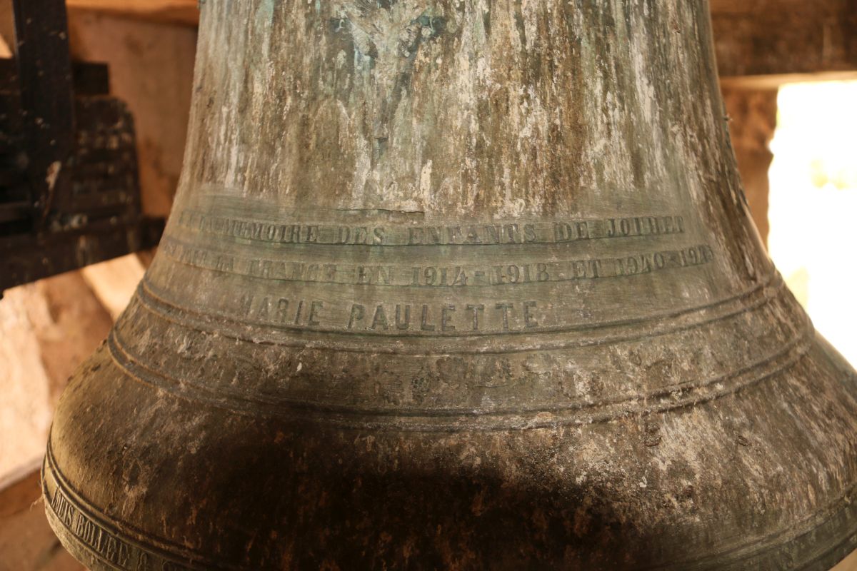 Cloche Marie Paulette dédiée « À la mémoire des enfants de Jouhet morts pour la France en 1914-1918 et 1940-1945 ».