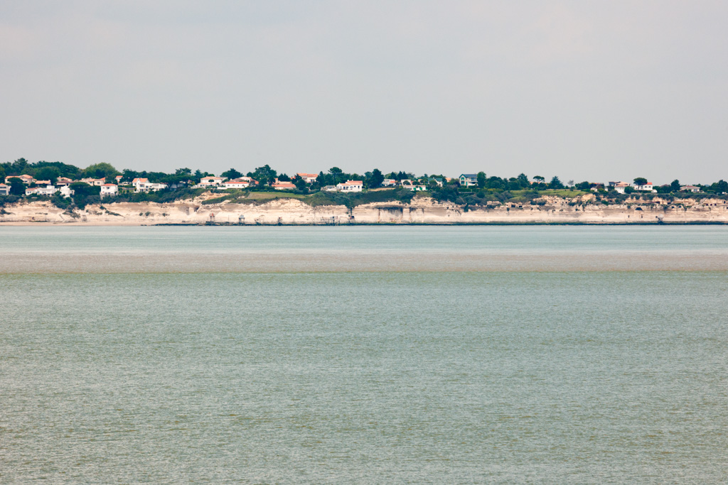 Vue des falaises depuis l'estuaire.