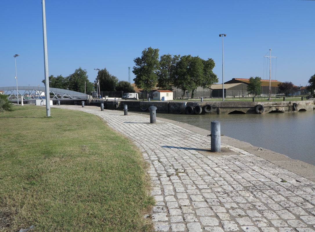 Vue des musoirs du canal d'accès au bassin depuis le fleuve.