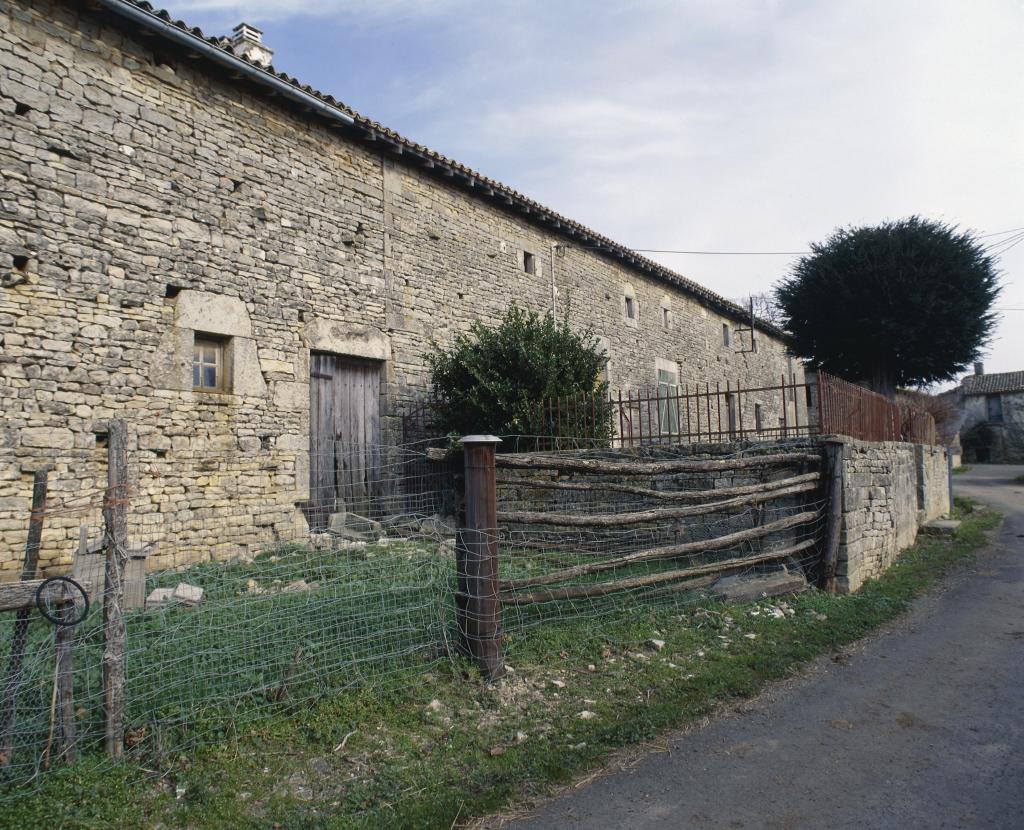 Maison dite ancienne, élévation antérieure vue depuis le sud ouest.