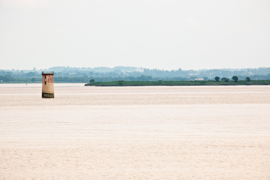 Vue depuis le chenal de navigation à l'ouest (en arrière-plan : île de Patiras et coteau d'Anglade).