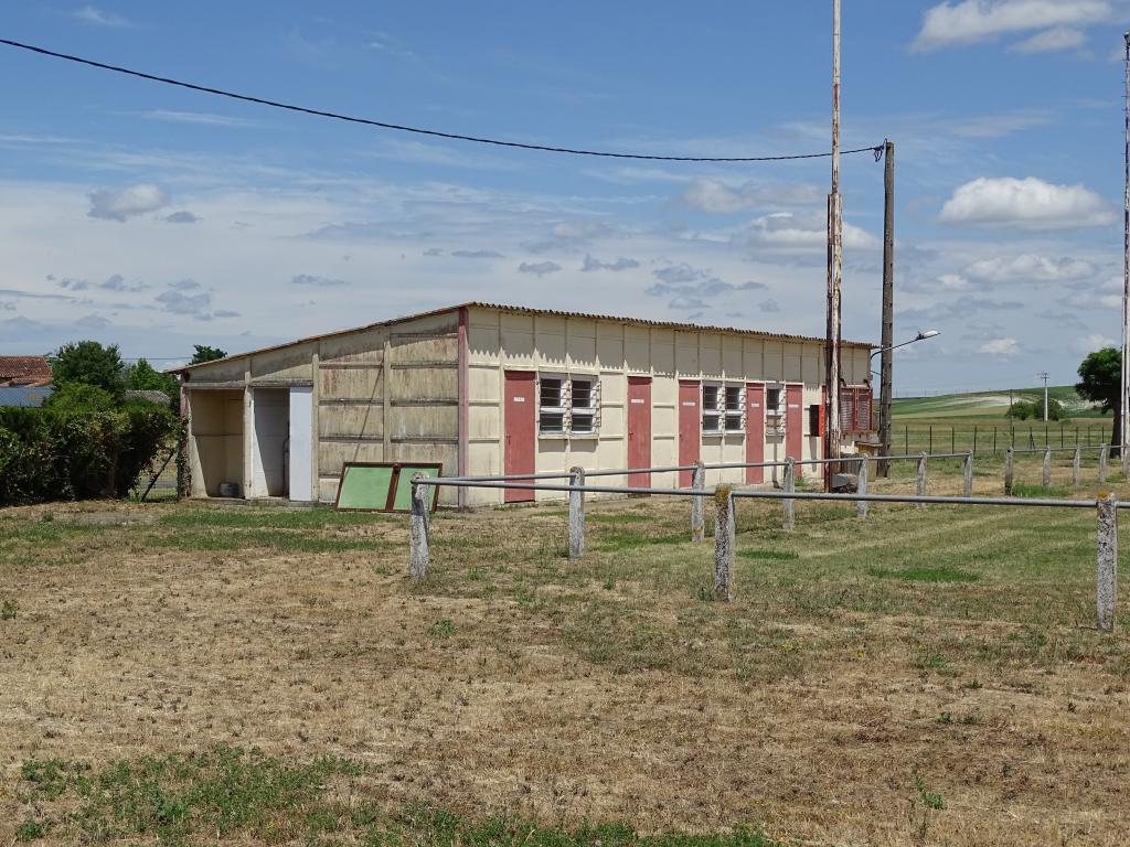 Stade : vestiaires et douches, élévation sud.