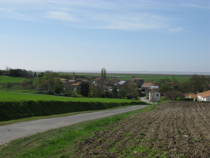 Le bourg, les marais et l'estuaire vus depuis le coteau des Rivades et la route de Floirac.