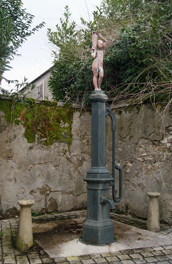 Vue de la fontaine de Pontix.