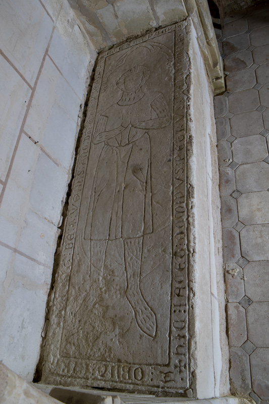 Dale funéraire du chevalier Pierre Ralon dans l'église de Chenevelles.