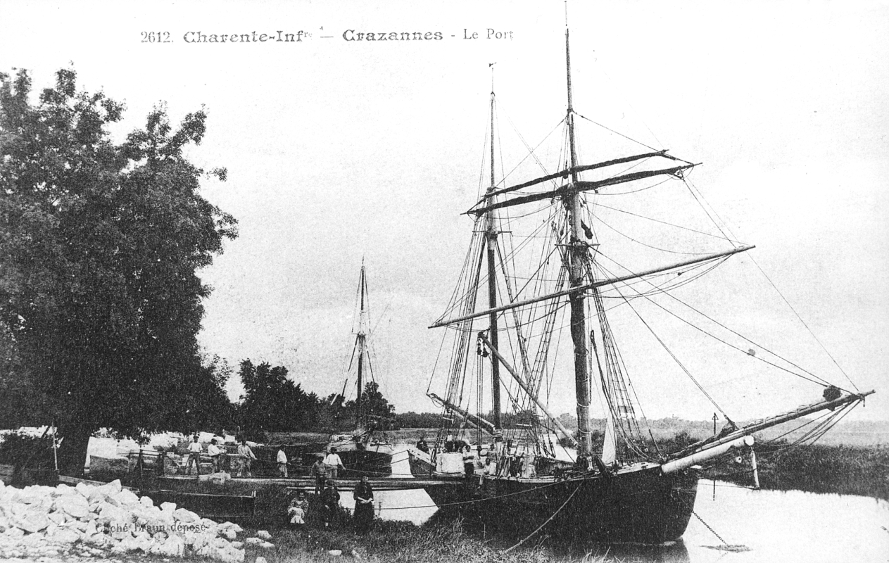 Chargement d'un bloc de pierre dans un bateau avant 1918. Carte postale. Archives privées.