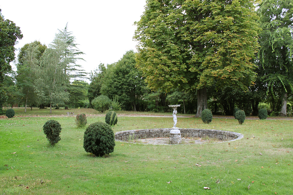 Parc : bassin avec fontaine.