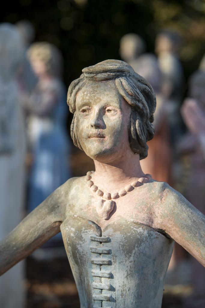 Détail de statue de danseuse.