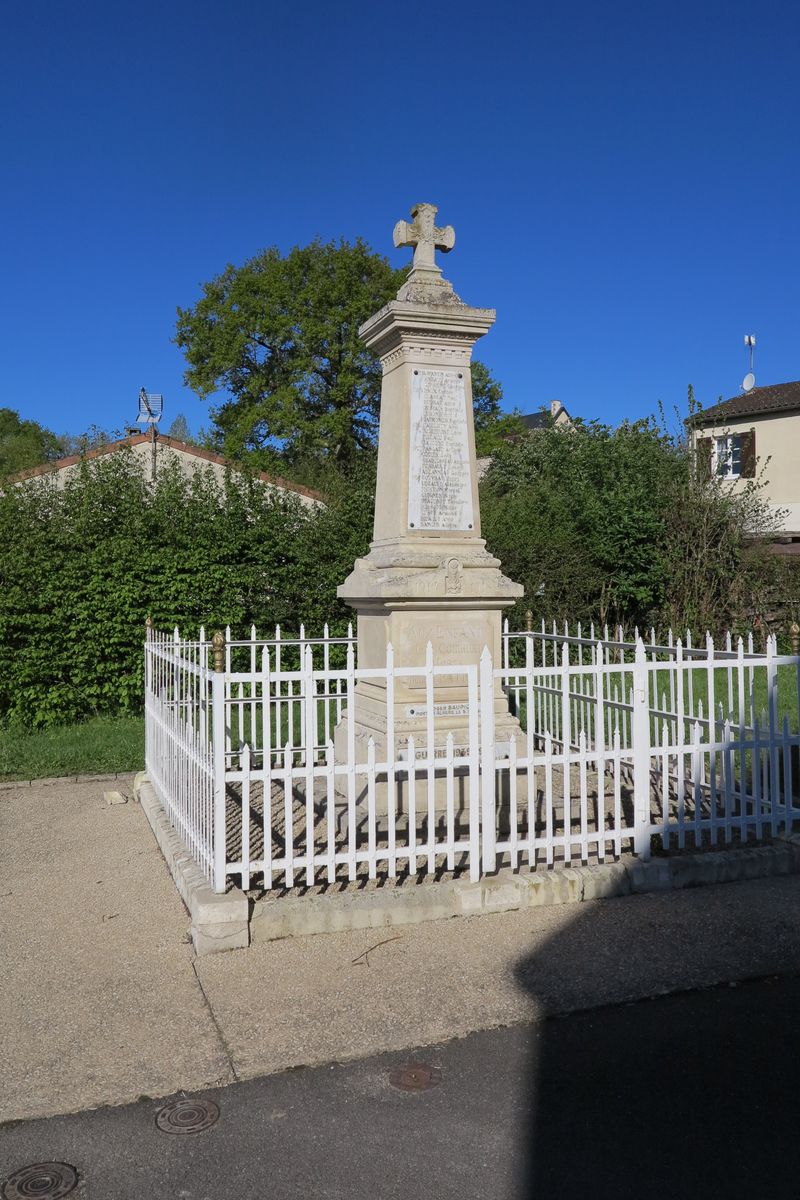 Vue générale du monument, depuis l'ouest.