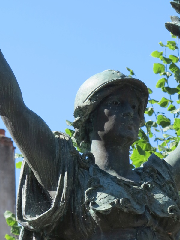 Détail de la sculpture, allégorie de la République victorieuse, coiffée d'un casque de Poilu.