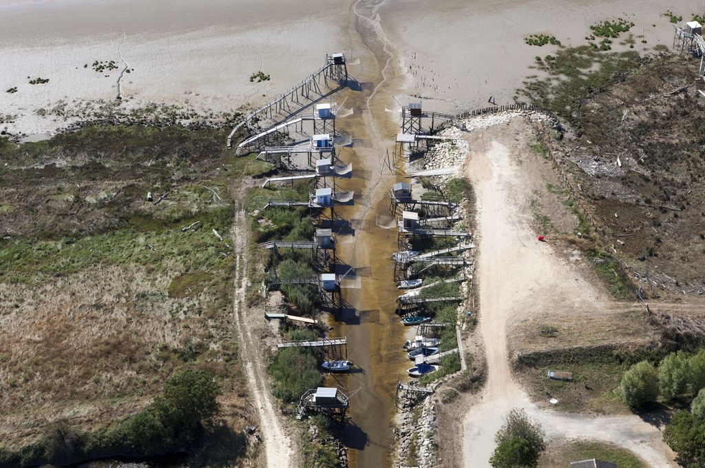 Vue aérienne : chenal et carrelets.