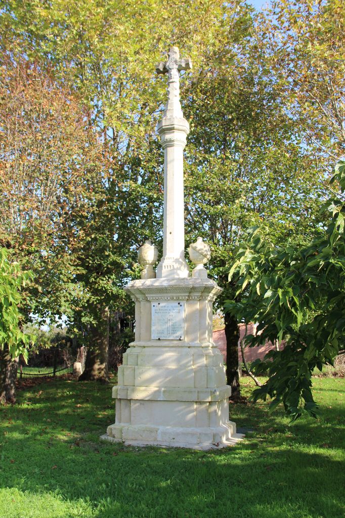 Croix élevée en 1890 à l'emplacement de la chapelle.