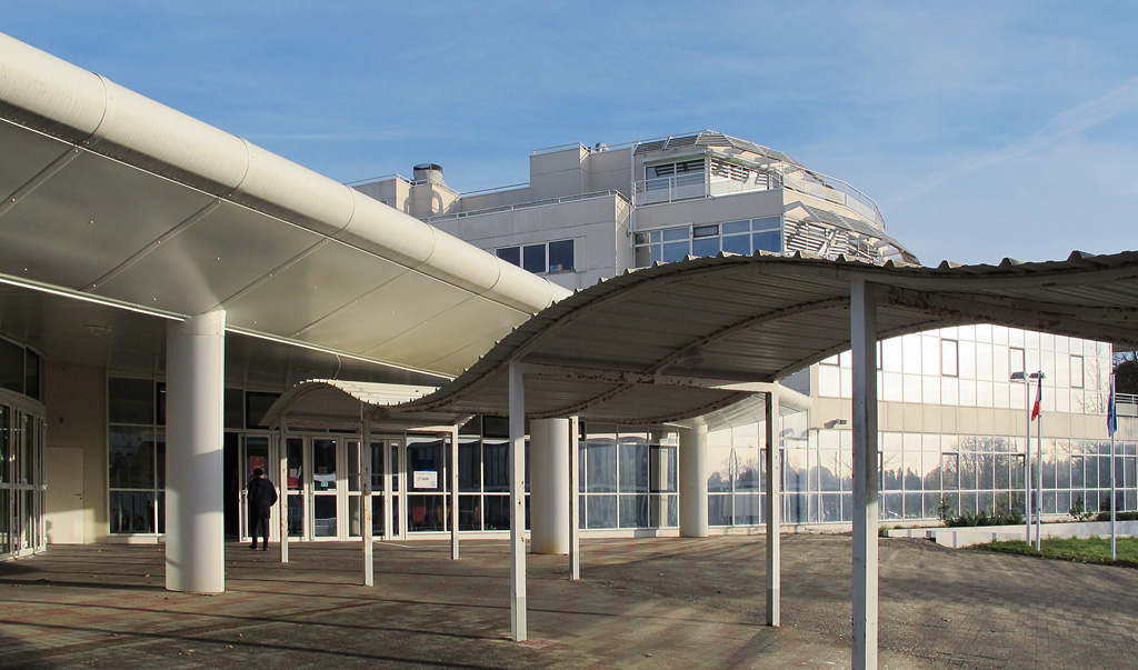 Passage couvert vers l'entrée du lycée.