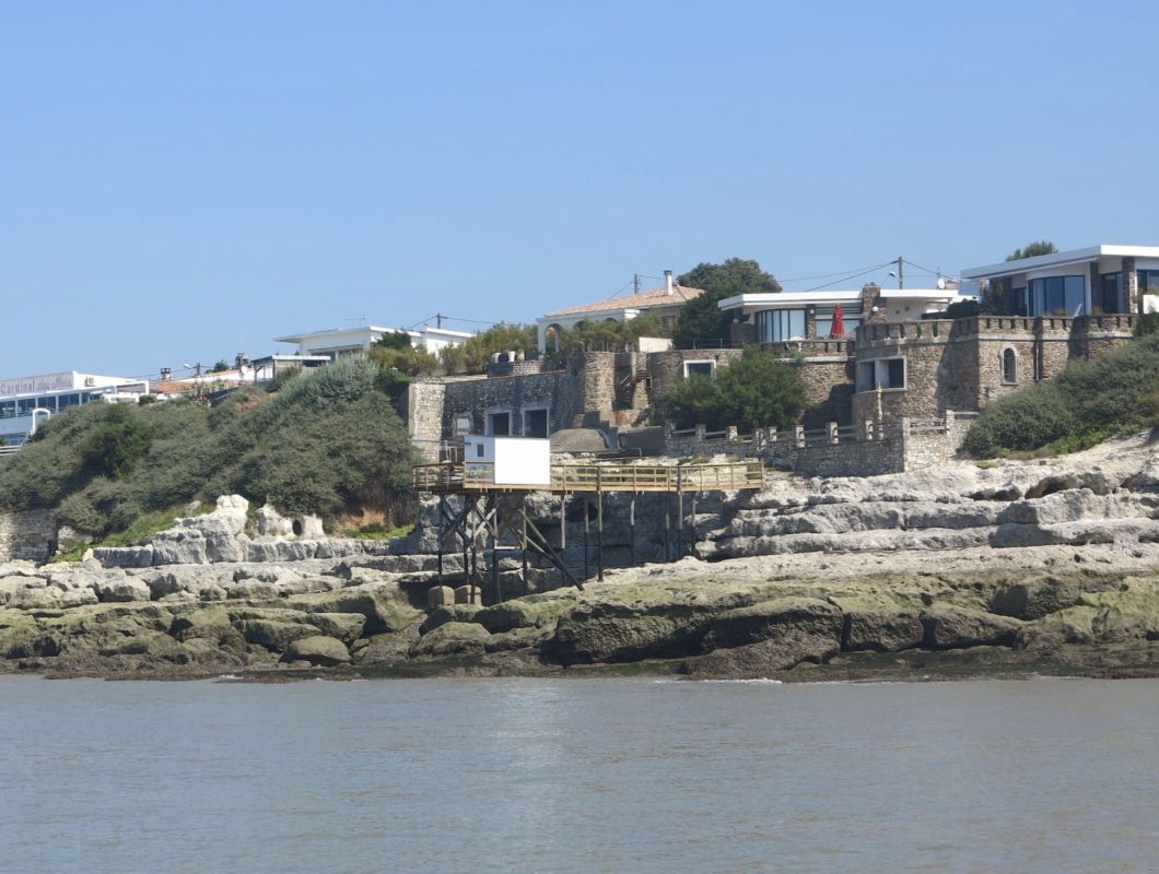 La villa, à droite, parmi celles qui se succèdent le long de la corniche.