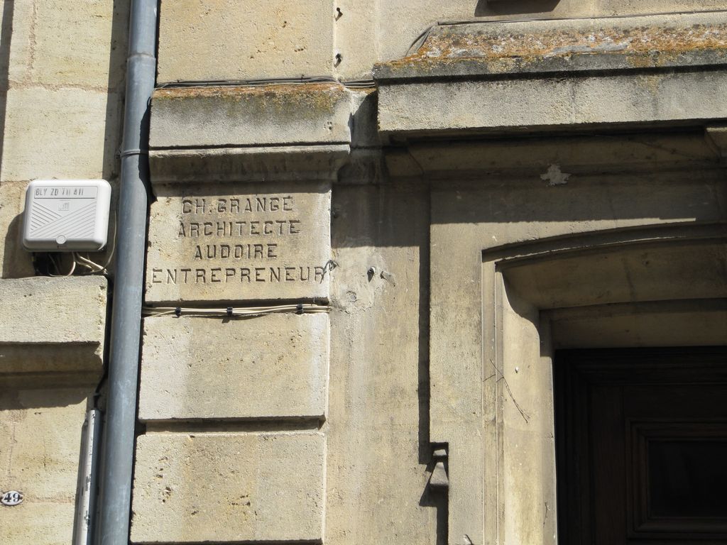 Façade sur rue : signatures.