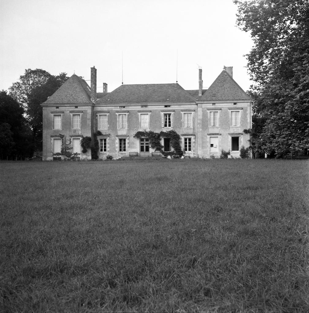 Elévation antérieure, depuis le parc.