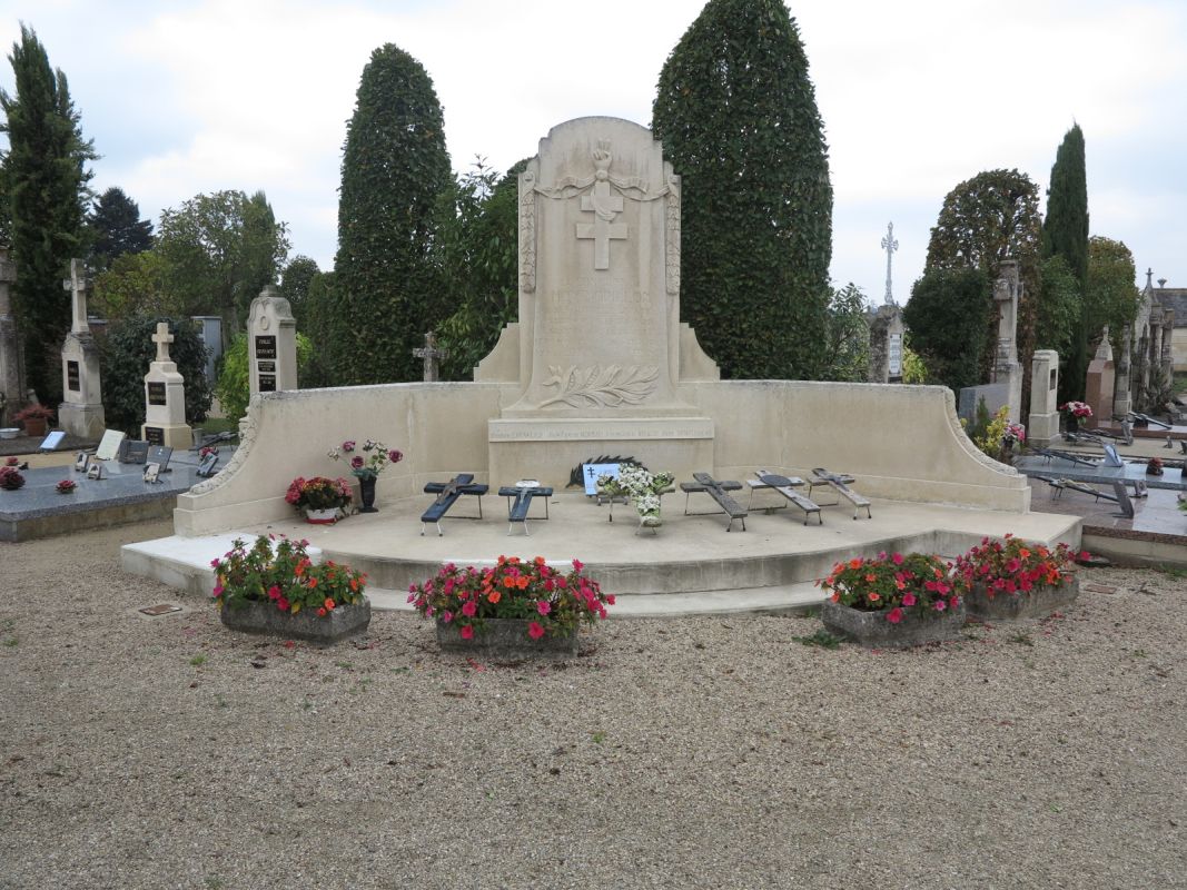 Monument dans le cimetière Saint-Martial à Montmorillon, construit en hommage aux quatre Montmorillonnais du groupe CRAM fusillés par les Allemands à Ingrandes (Vienne) avec trois autres de leurs camarades le 24 août 1944.