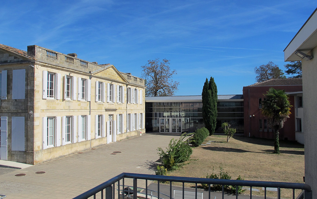 Maison de maître et hall d'entrée du lycée.