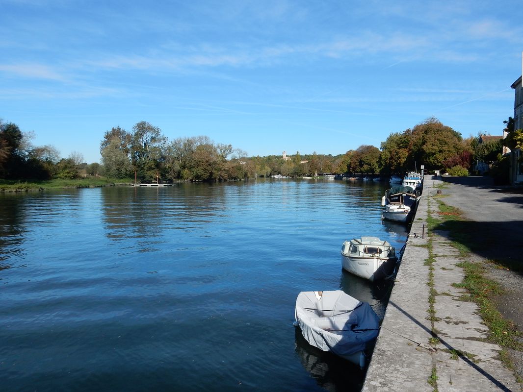 Les murs de quai de la partie amont du port.