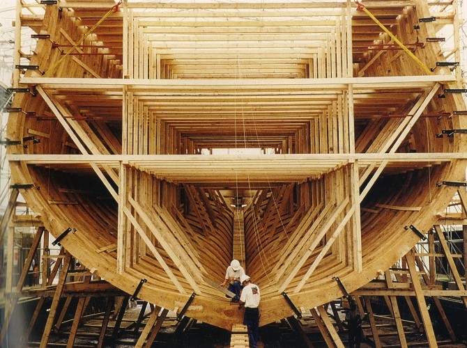 L'Hermione en construction. Au milieu du navire, les couples sont très évasés et donnent un maximum de volume à la cale.