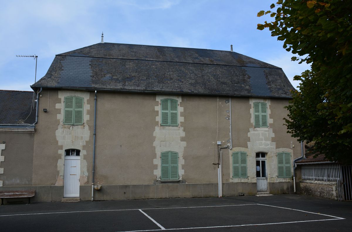 Élévation sud-est de l'ancien logement de l'instituteur et de l'ancienne mairie.