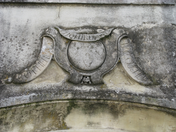 L'inscription au-dessus de la porte.