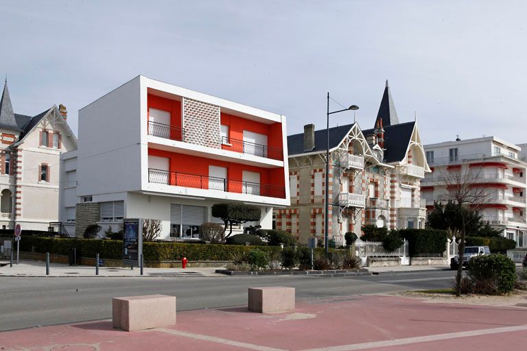 La villa au bord du boulevard, au milieu de villas de la fin du 19e siècle.