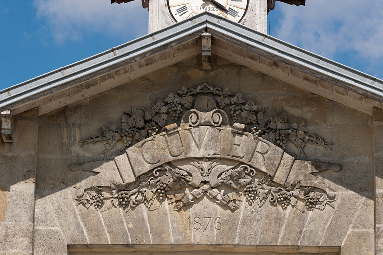 Cuvier : détail du pignon sculpté.