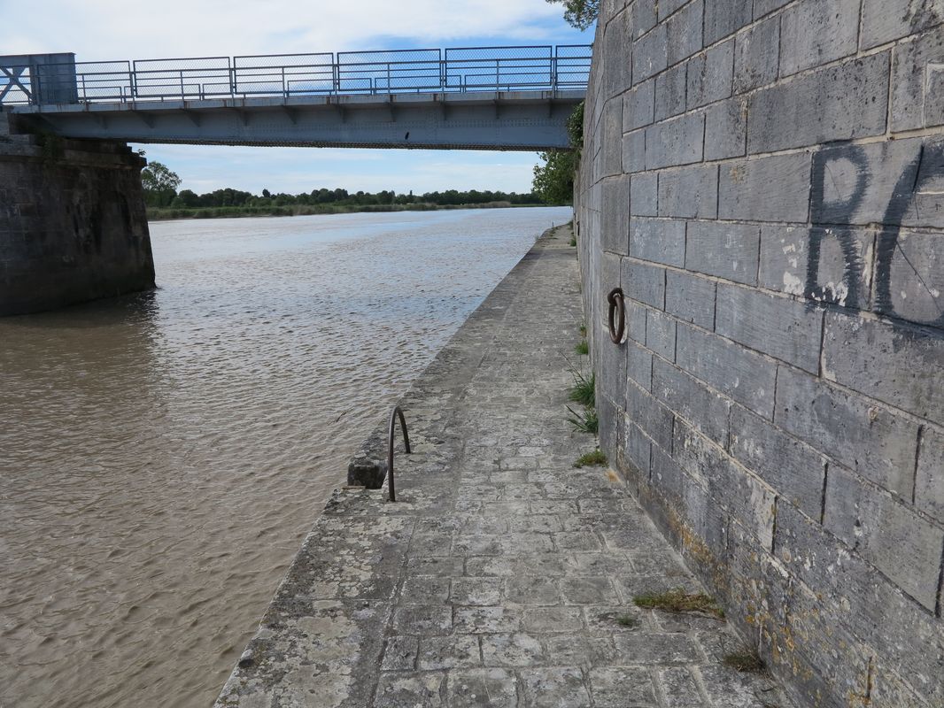 Le quai de la rive droite et la passerelle ayant remplacé la travée tournante.