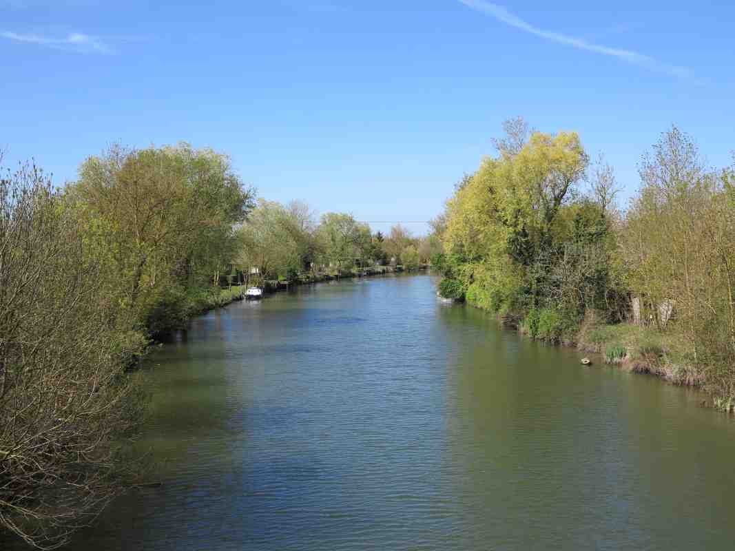 Le canal évacuateur au pont des Alouettes, vu en direction de l'ouest.