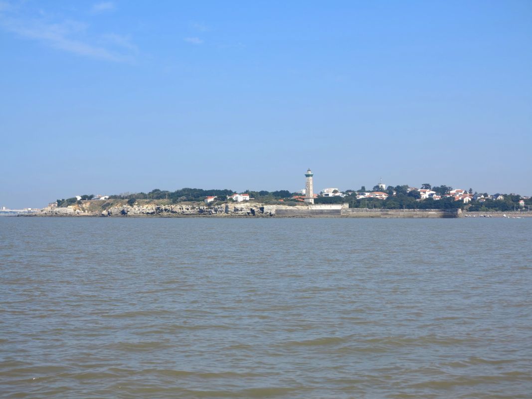 La pointe de Vallières vue depuis l'estuaire.