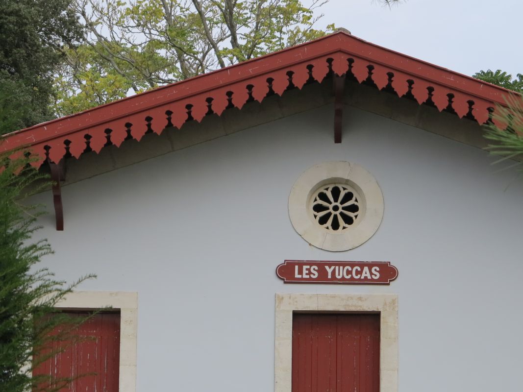 Détail de la façade : lambrequin, aisseliers, cartouche et occulus.