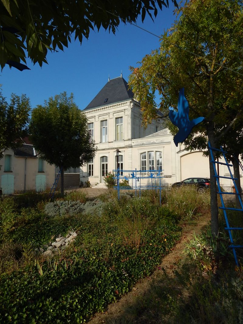 Jardin devant la façade sud de la mairie.