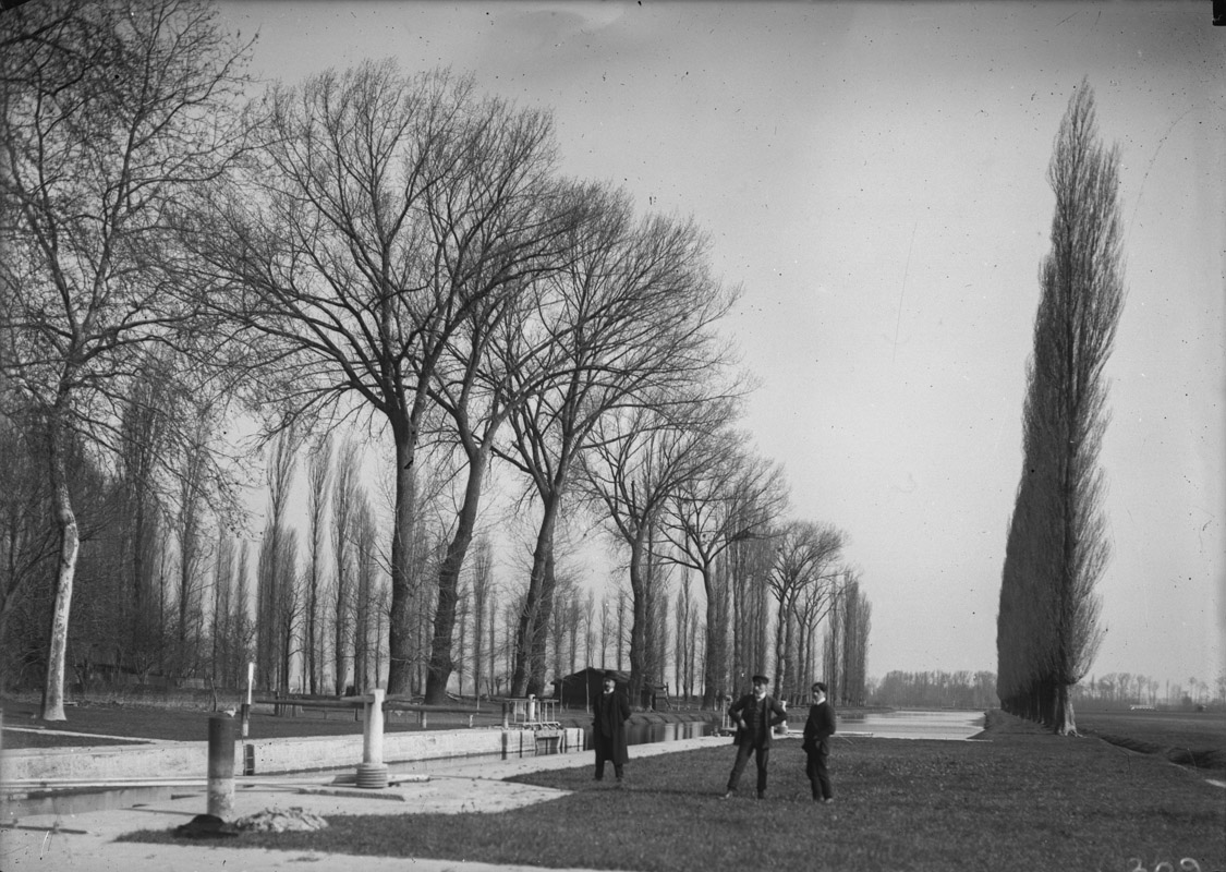 L'écluse de la Baine vue vers l'amont au début du 20e siècle, avec les cabestans de manoeuvre des portes.