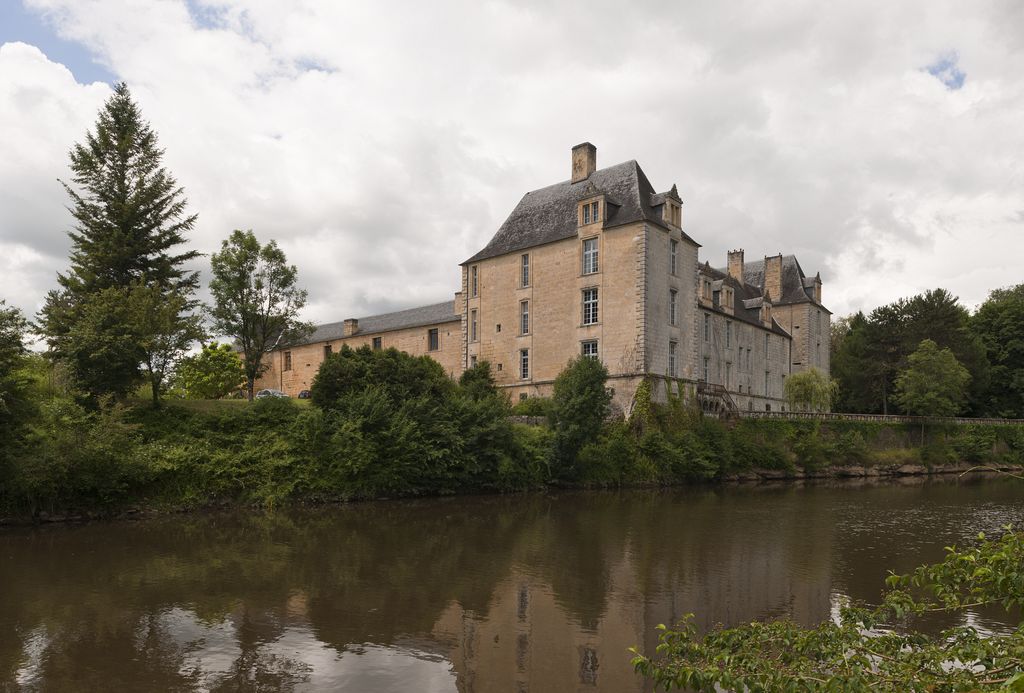 Vue au nord-est du château de Sauveboeuf : pavillons et corps de logis tournés vers la Vézère.