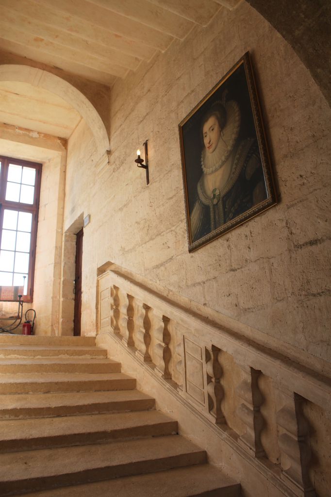 Détail de la première volée de l'escalier principal, avec sa balustrade en réseau aveugle taillée dans le mur d'échiffre.