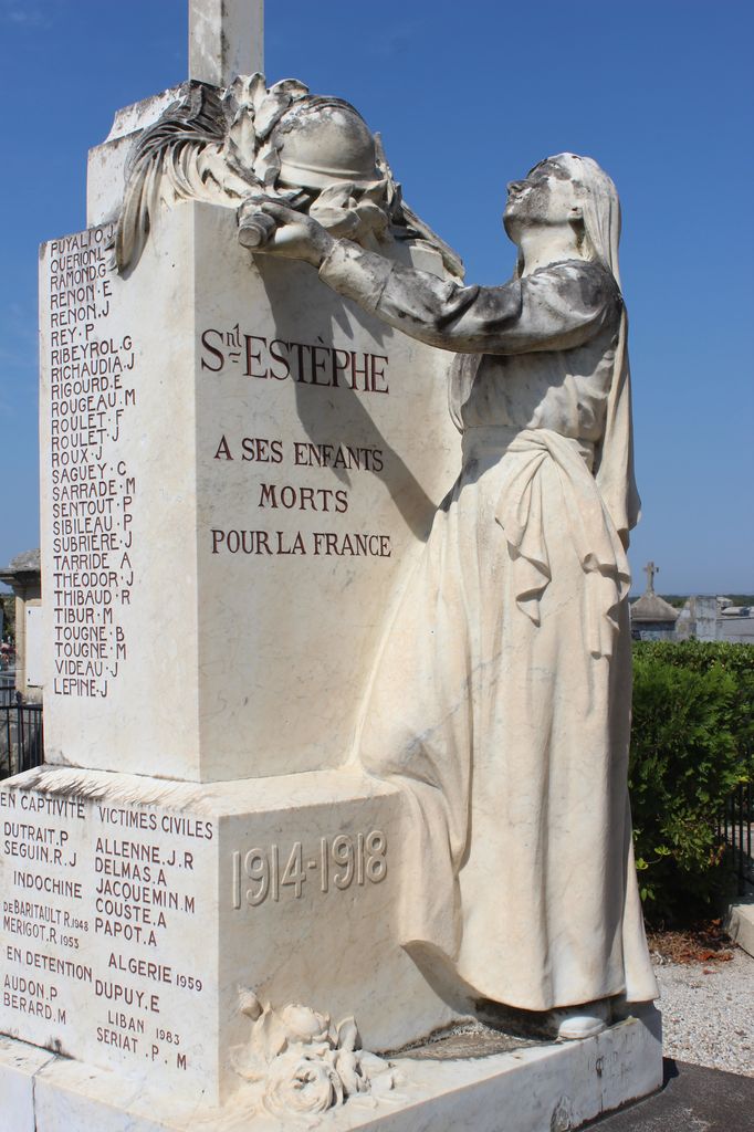 Monument aux morts : détail de la figure féminine déposant l'épée et le casque au pied de la croix.