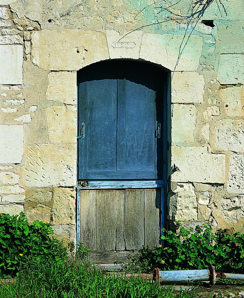 Ancien logis, élévation sud, porte datée 1781.