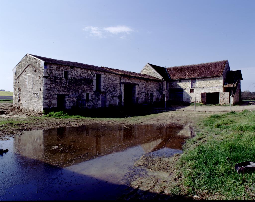 Granges au sud et à l'ouest de la cour.