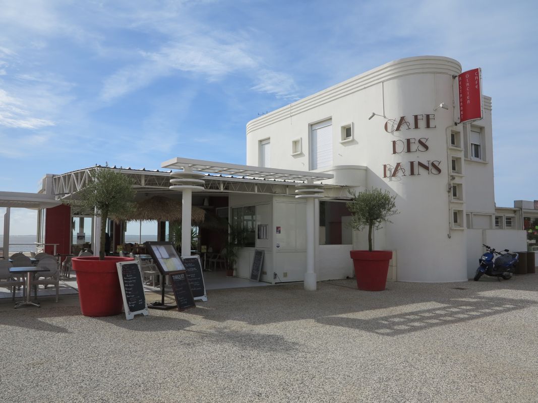 Le café des Bains côté boulevard.